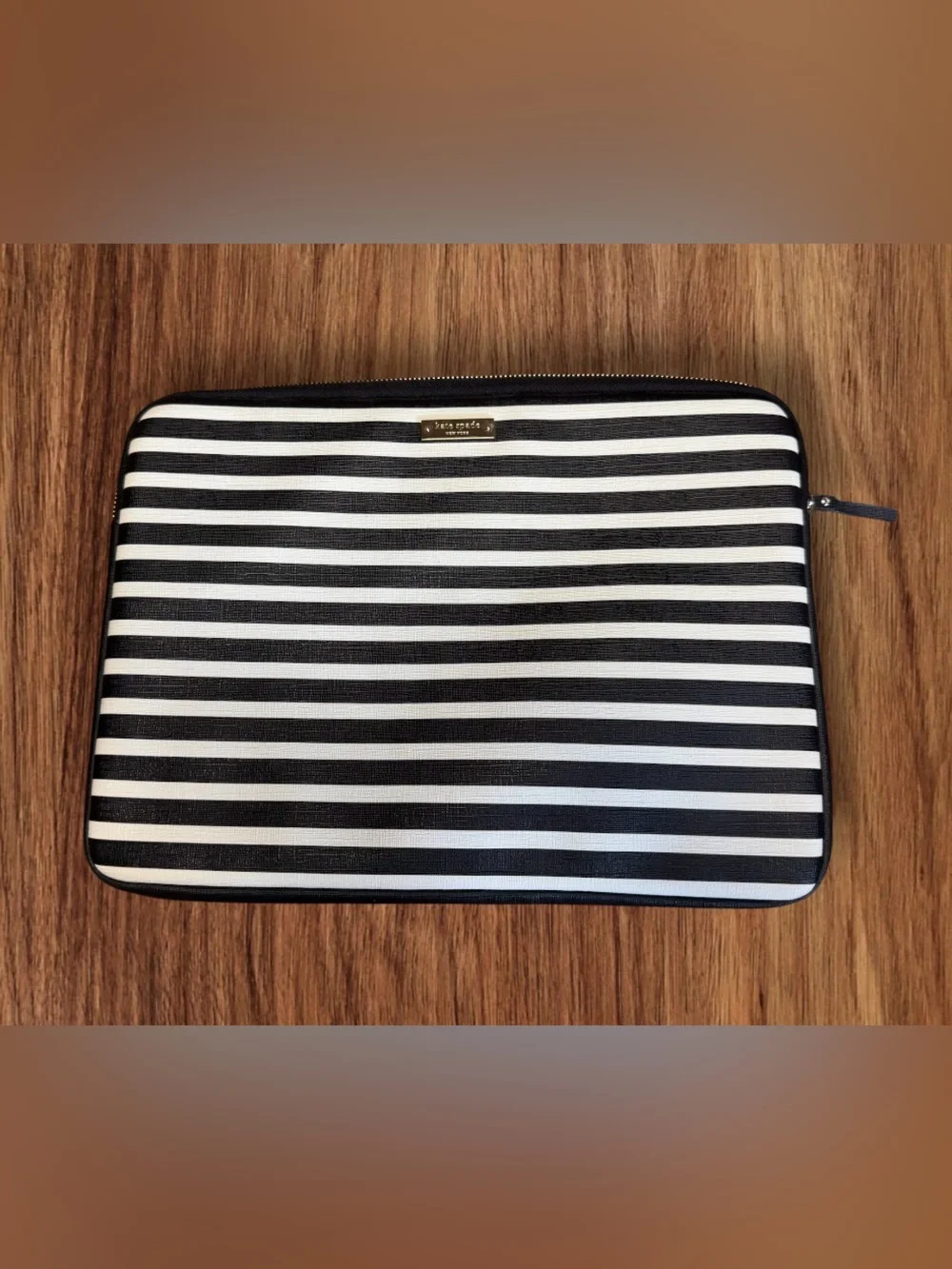 EUC KATE SPADE New York BW Striped Padded Zippered Laptop/Tablet/Notebook Cover